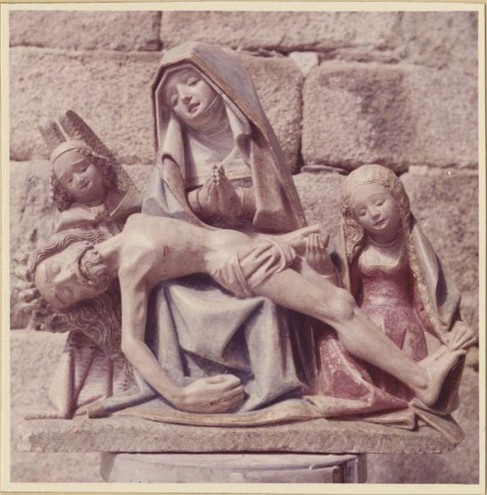 groupe sculpté (statuette) : Vierge de Pitié entre sainte Madeleine et un ange