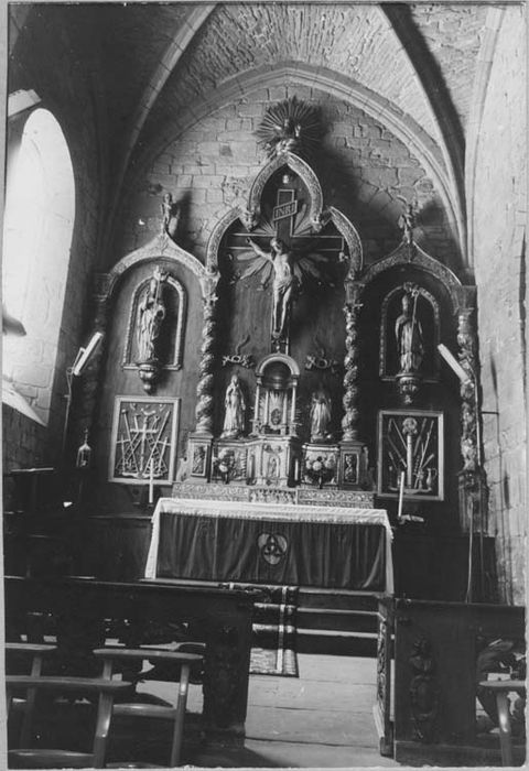 ensemble de l'autel de la chapelle nord (autel, gradin, tabernacle, retable, 2 statues), vue d’ensemble