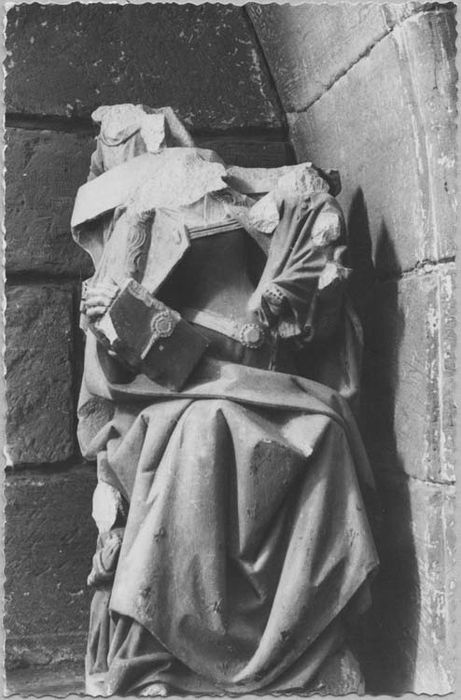statue (petite nature) : Vierge à l'Enfant assise avec deux anges et un donateur