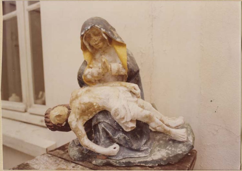 groupe sculpté (statuette) : Vierge de Pitié (avant restauration)