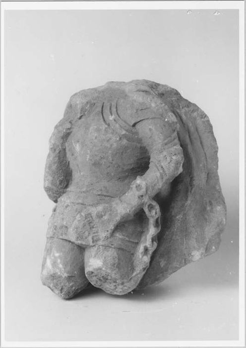 fragment de statue : torse d'homme en armure