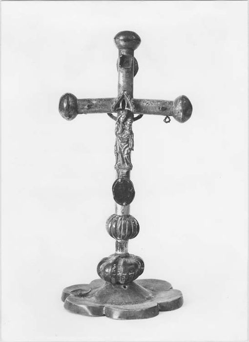 croix de procession transformée en croix d'autel