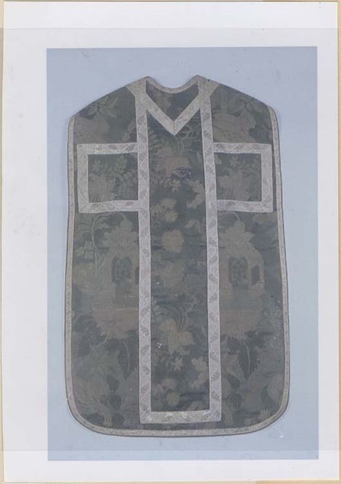 ornement vert (soierie bizarre) : chasuble, étole, manipule, voile de calice