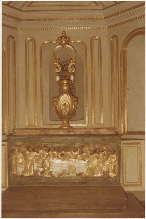 ensemble du maître-autel (autel, gradin, tabernacle, exposition, lambris de hauteur, 5 statues)