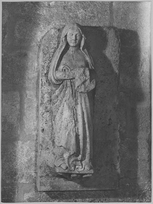 haut-relief : sainte femme