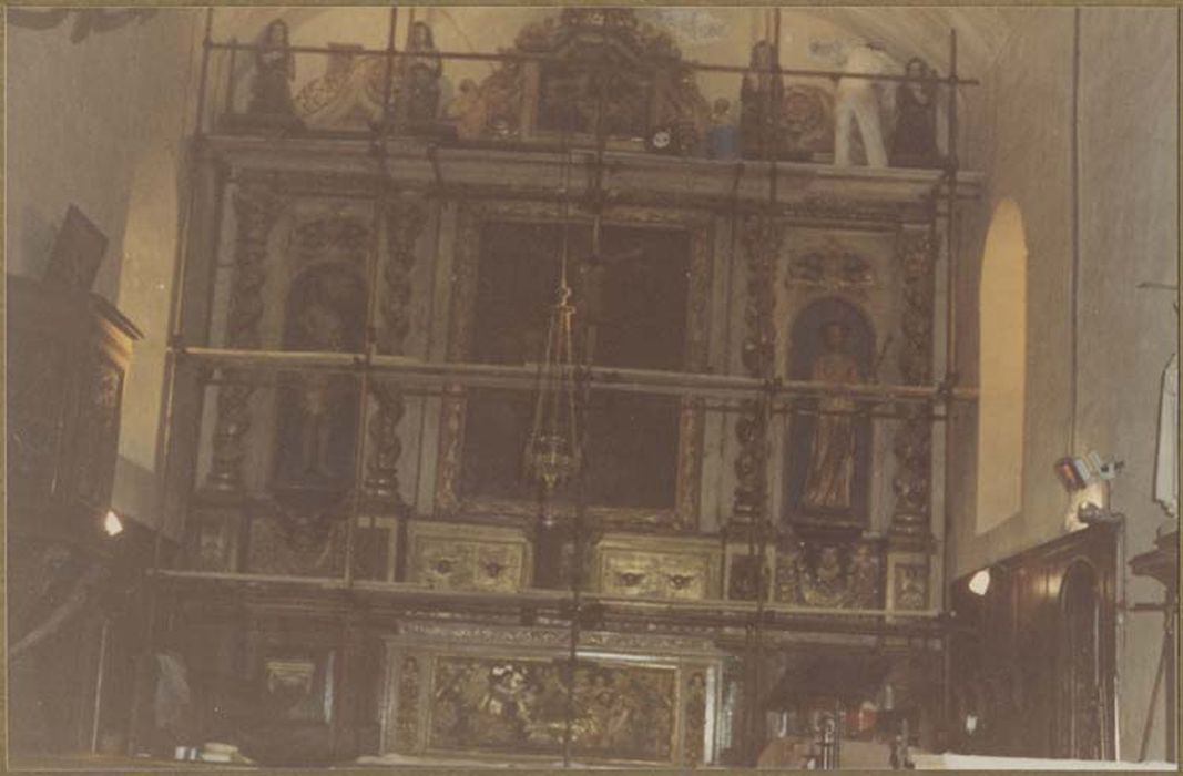 autel, gradin, tabernacle, exposition, retable, tableau : Calvaire, 2 statues : saint Christophe, saint Jacques le Majeur
