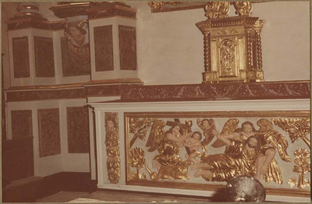 autel, gradin, tabernacle, exposition, retable, tableau : Calvaire, 2 statues : saint Christophe, saint Jacques le Majeur