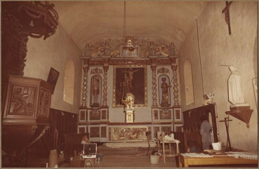 autel, gradin, tabernacle, exposition, retable, tableau : Calvaire, 2 statues : saint Christophe, saint Jacques le Majeur
