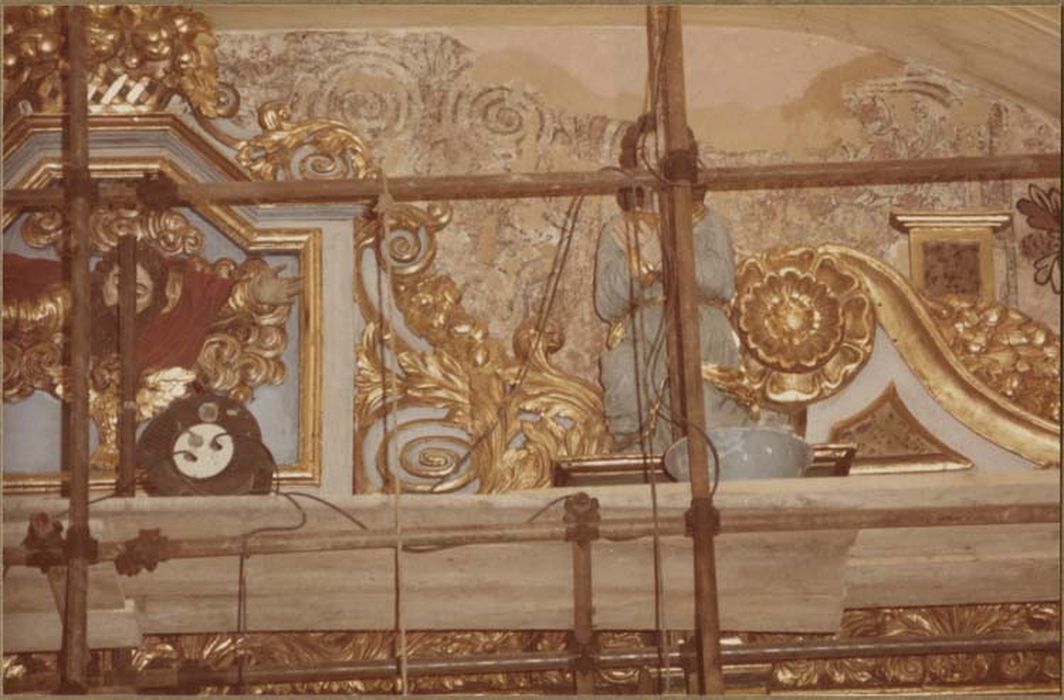 autel, gradin, tabernacle, exposition, retable, tableau : Calvaire, 2 statues : saint Christophe, saint Jacques le Majeur