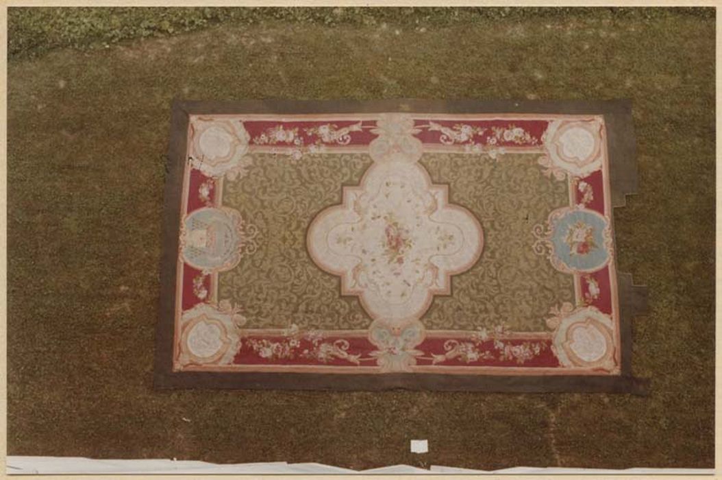 tapis d’apparat orné de rinceaux avec les armoires de Monseigneur Berteaud