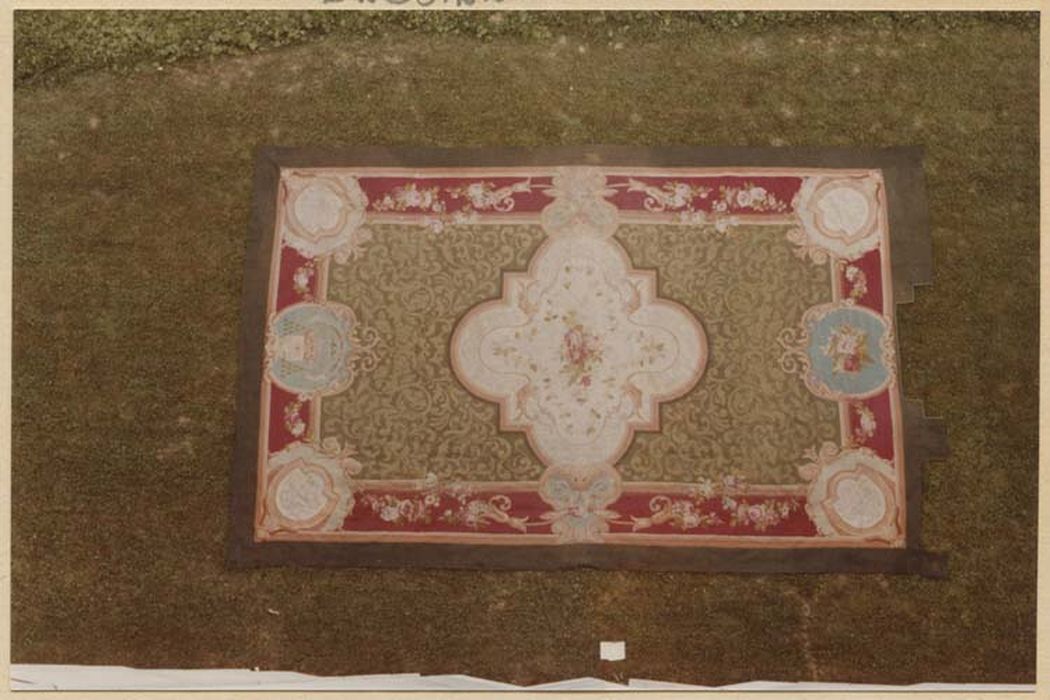 tapis d’apparat orné de rinceaux avec les armoires de Monseigneur Berteaud, détail