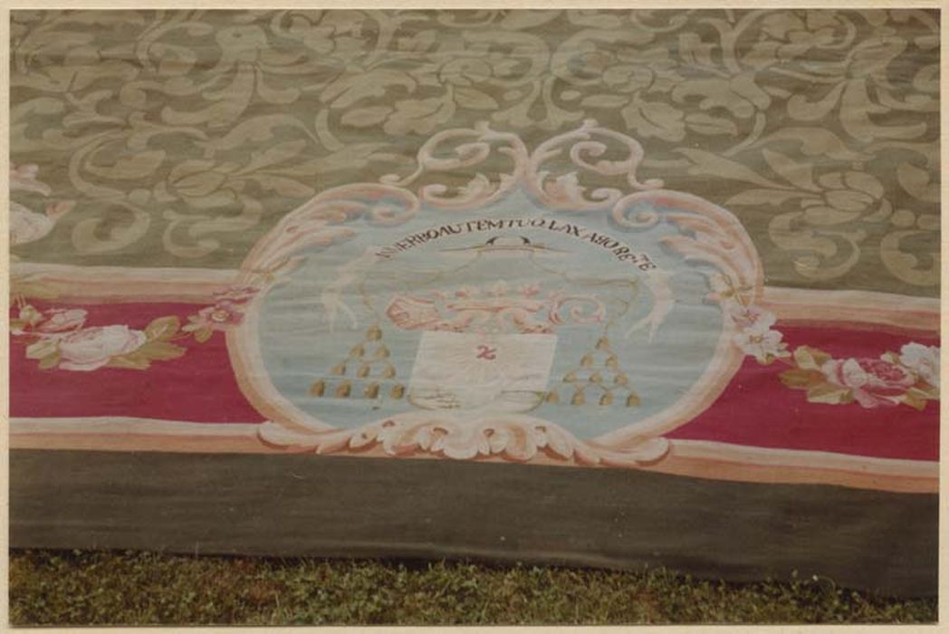 tapis d’apparat orné de rinceaux avec les armoires de Monseigneur Berteaud, détail