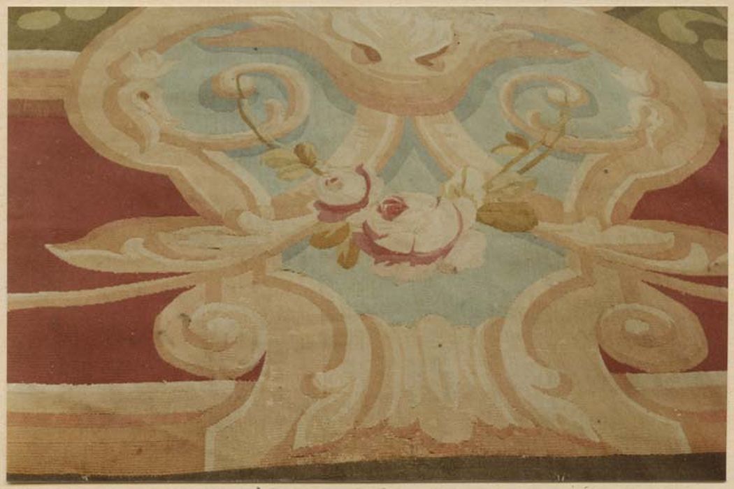 tapis d’apparat orné de rinceaux avec les armoires de Monseigneur Berteaud, détail