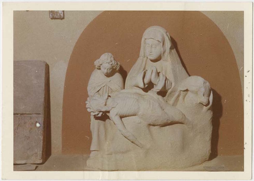 groupe sculpté : Vierge de Pitié avec un ange et sainte Madeleine