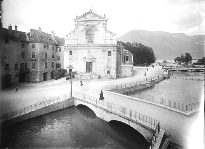 Ensemble ouest de l'église et canal du Thiou