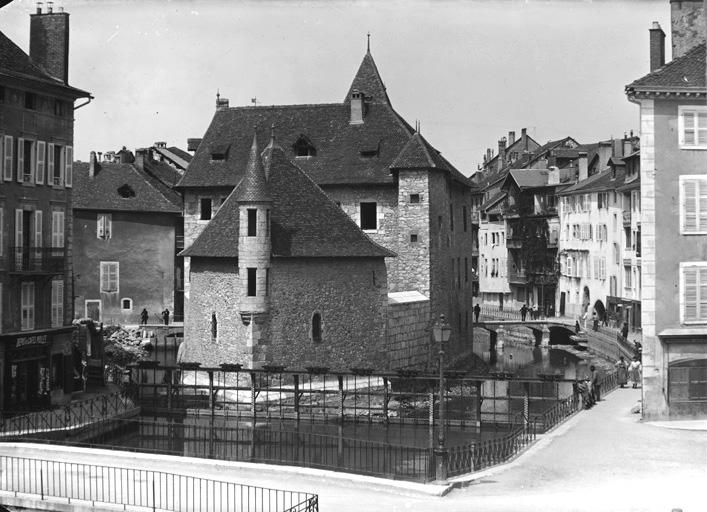 Vue d'ensemble du palais sur le canal du Thiou