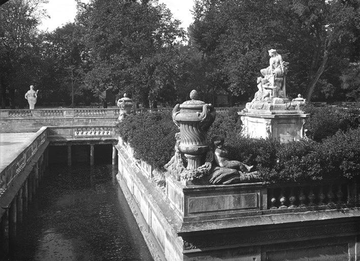 Bassin : Statue de nymphe et vases d'angle