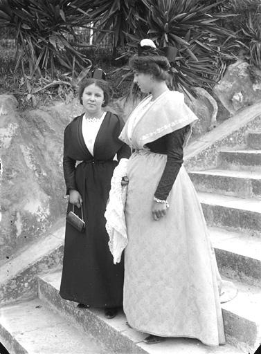 Femmes en costume traditionnel sur l'escalier