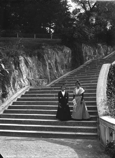 Femmes en costume traditionnel sur l'escalier