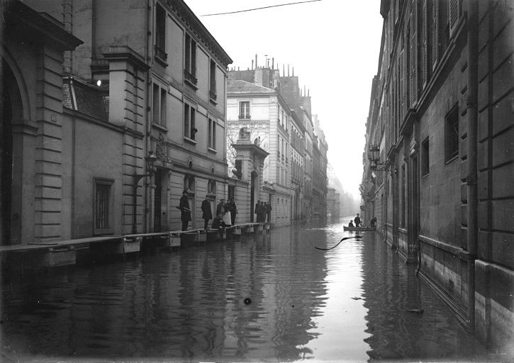 Rue de Lille inondée. Passerelles