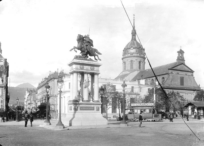 Place de Jaude : Statue de Vercingétorix et l'église Saint-Pierre-des-Minimes