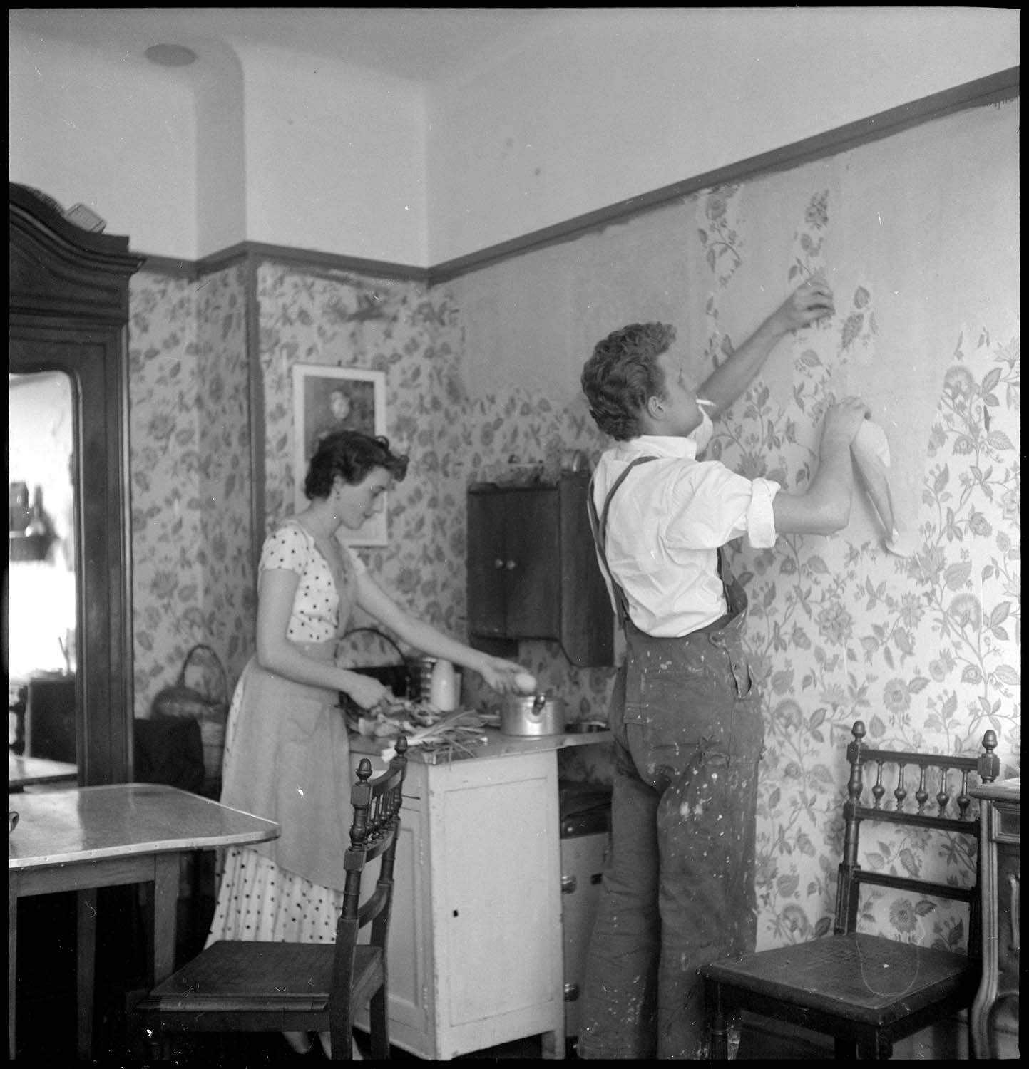 Cuisine et travaux de tapisserie dans un appartement insalubre