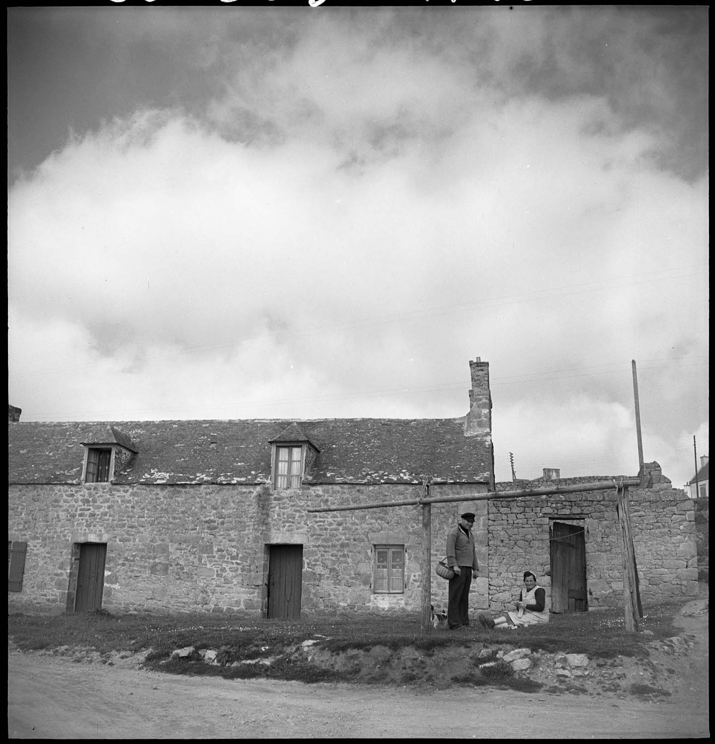 Couple devant leur corps de ferme