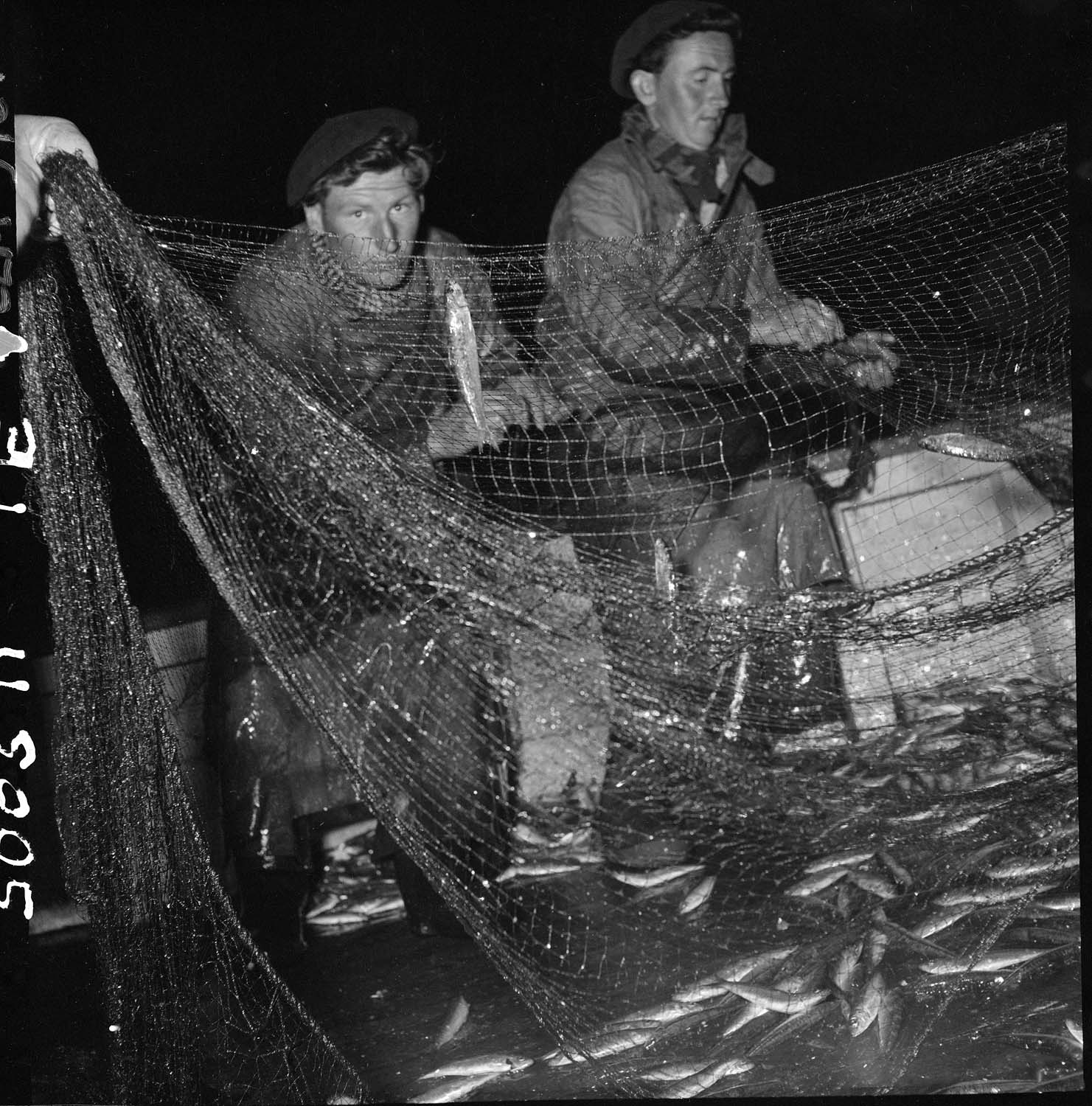 Le démaillage : deux marins à la tâche