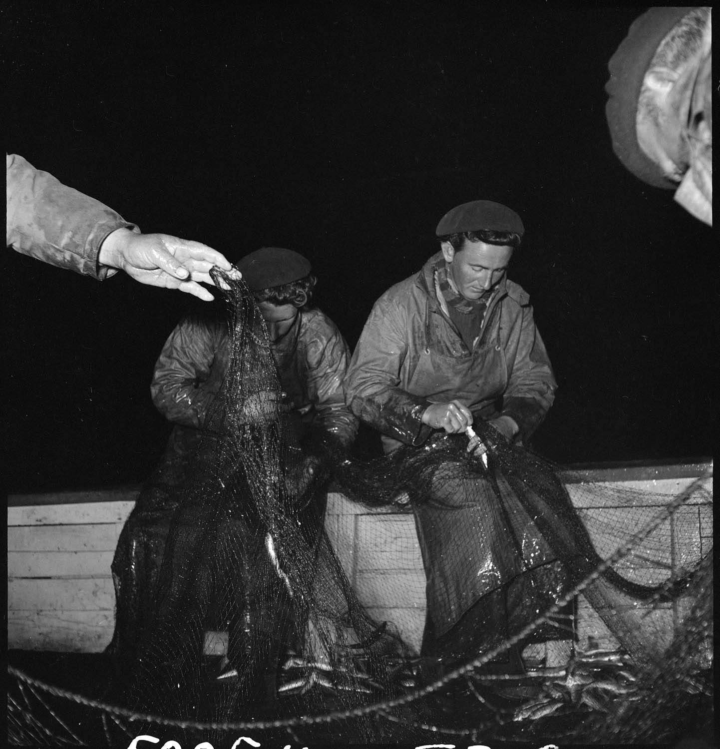 Le démaillage : deux marins à la tâche