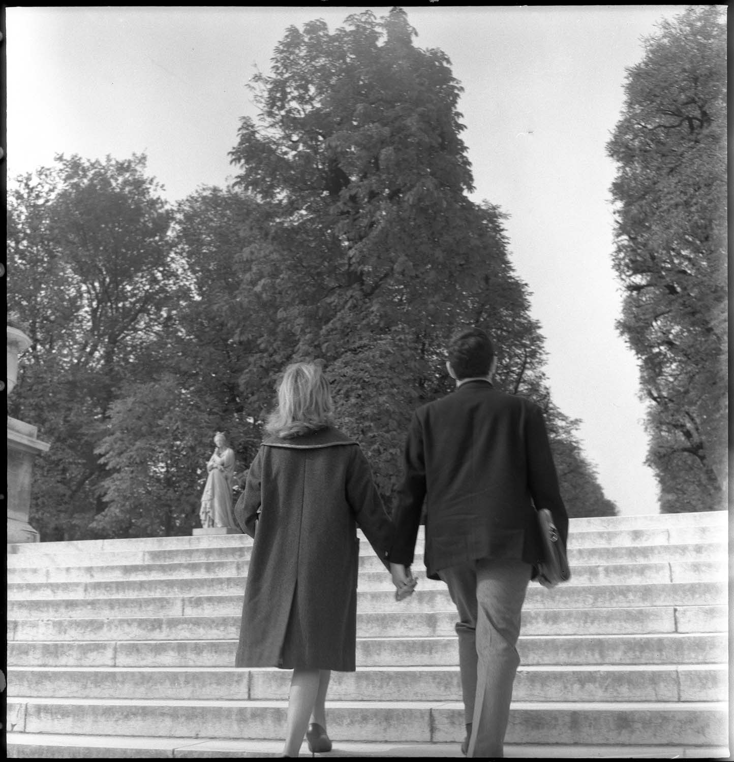 Couple d’étudiants en promenade remontant un escalier