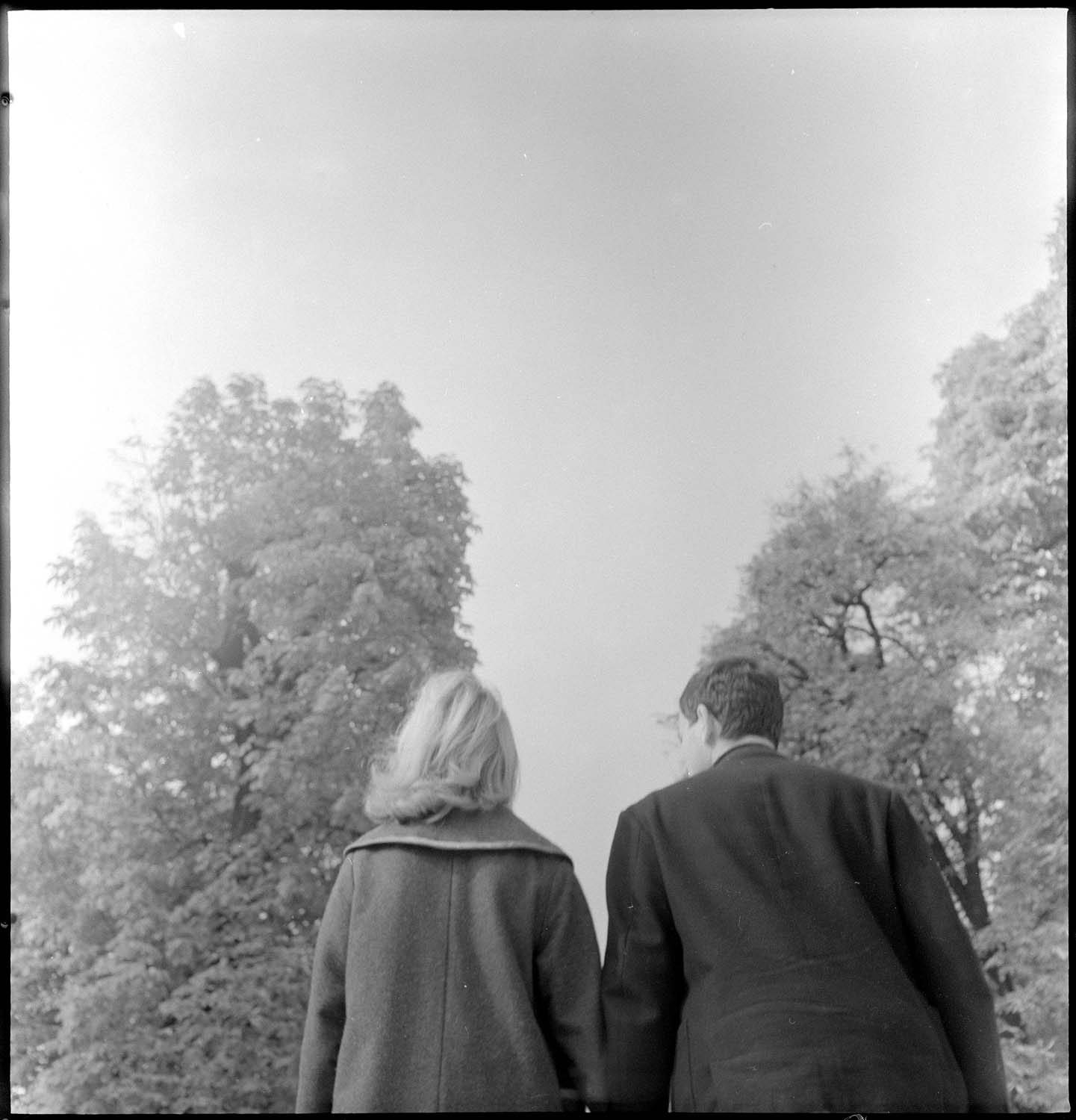 Couple d’étudiants en promenade : moments de complicité