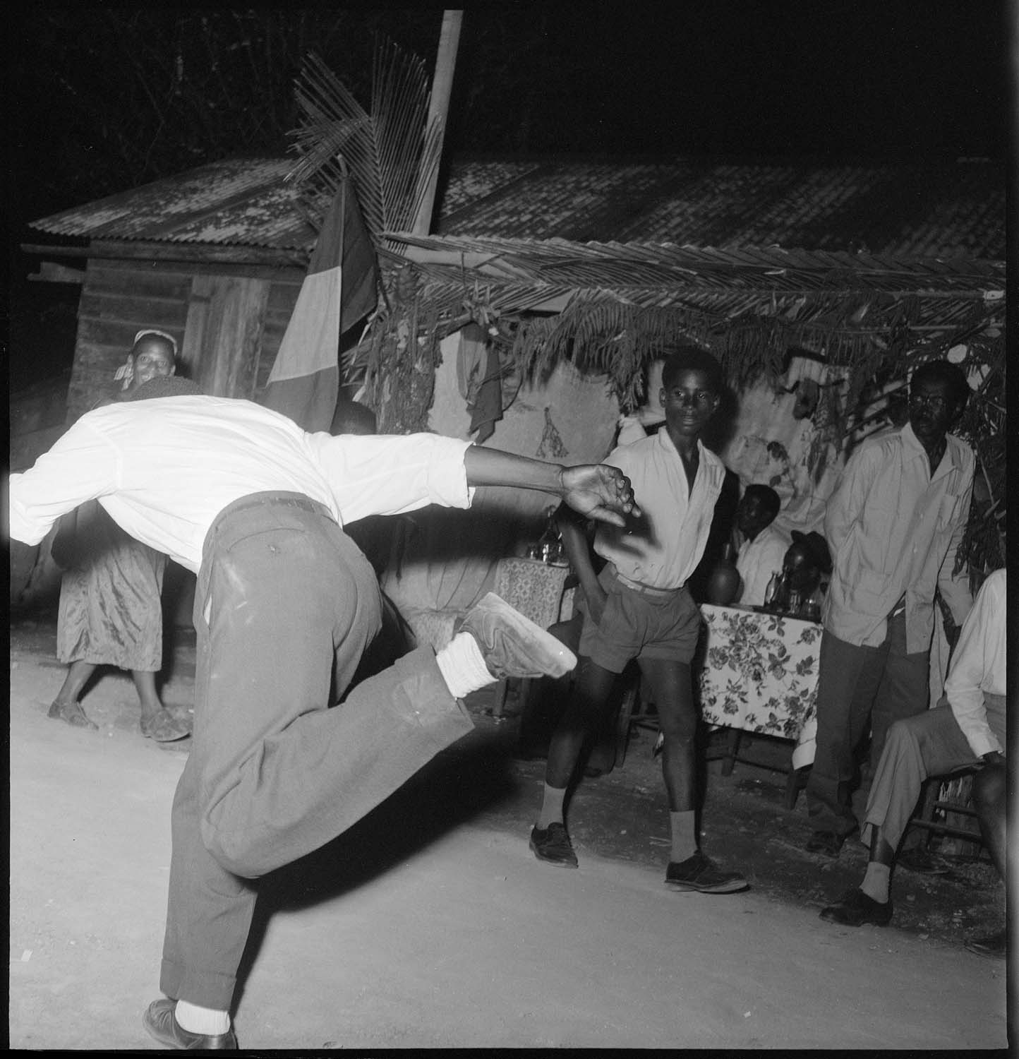 Un soir de fête : danseur de rue et passants