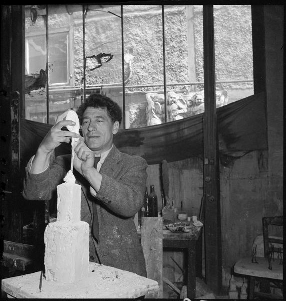 [Portrait d'Alberto Giacometti dans son atelier sculptant un buste]