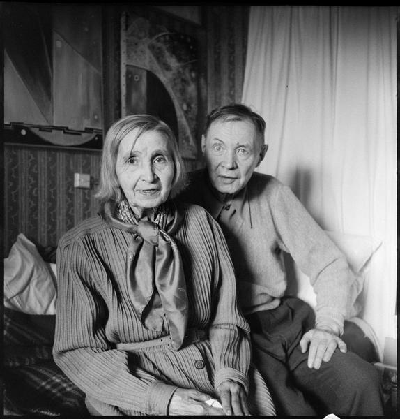 [Portrait de Natalia Gontcharova et son mari Michel Larionov assis dans l'atelier]