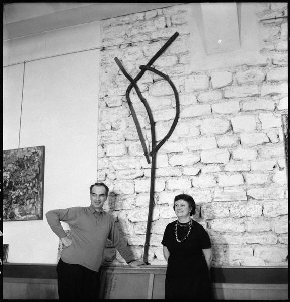 [Portrait d'Alexandre Istrati et Natalia Dumitresco dans leur atelier à côté du 'Signal' offert par Constantin Brancusi]