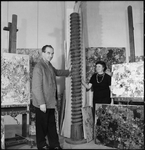 [Portrait d'Alexandre Istrati et Natalia Dumitresco dans leur atelier à côté de leurs oeuvres et de la 'Vis sans fin de pressoir' offerte par Constantin Brancusi]