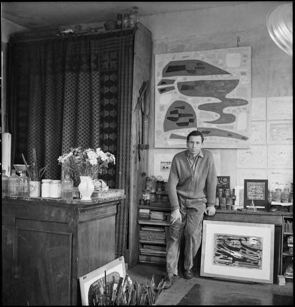 [Portrait d'Alfred Manessier dans son atelier à côté de ses oeuvres]