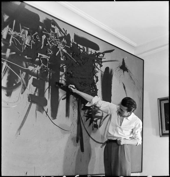 [Portrait de Georges Mathieu peignant dans un intérieur]