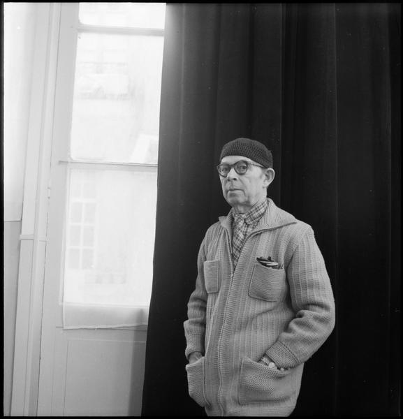 [Portrait d'Antoine Pevsner dans son atelier]
