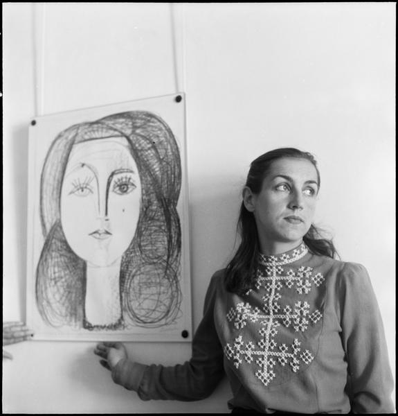 [Portrait de Françoise Gilot à côté de la lithographie 'Françoise (M45)' de Pablo Picasso]