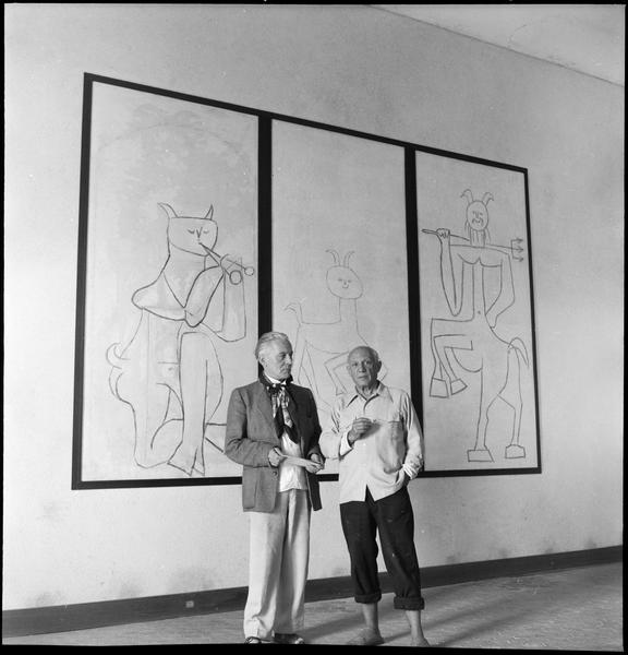 [Portrait de Pablo Picasso et Romuald Dor de la Souchère dans la salle d'honneur devant 'Satyre, faune et centaure au trident']