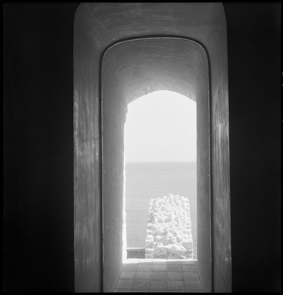 [Vue sur la mer depuis une fenêtre]