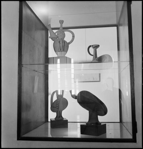 [Vitrine avec céramiques de Pablo Picasso]