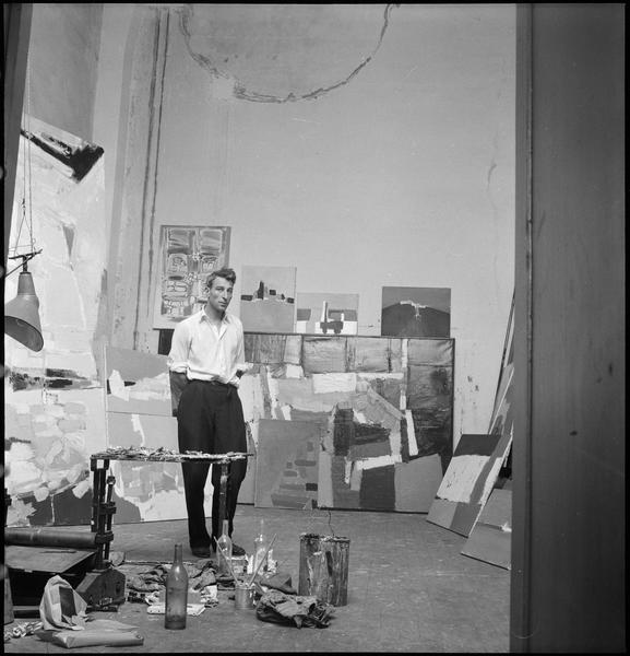 [Portrait de Nicolas de Staël dans son atelier au milieu de ses oeuvres]