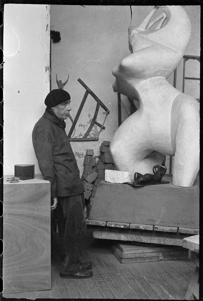 [Portrait de Henri Laurens dans son atelier à côté de 'La grande musicienne']