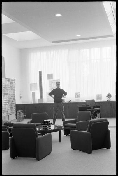 [Portrait de Victor Vasarely dans son atelier au milieu de ses oeuvres]