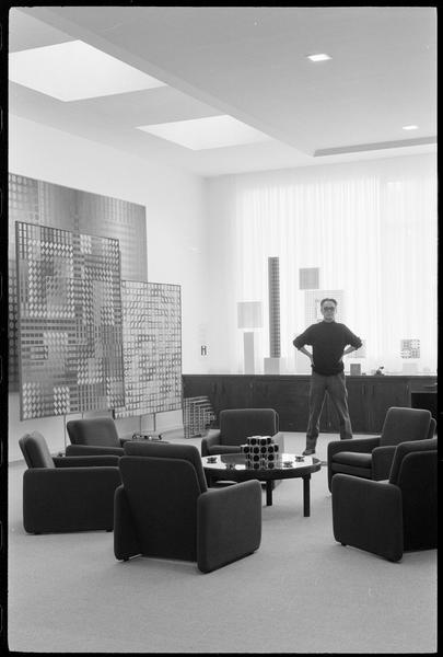 [Portrait de Victor Vasarely dans son atelier au milieu de ses oeuvres]