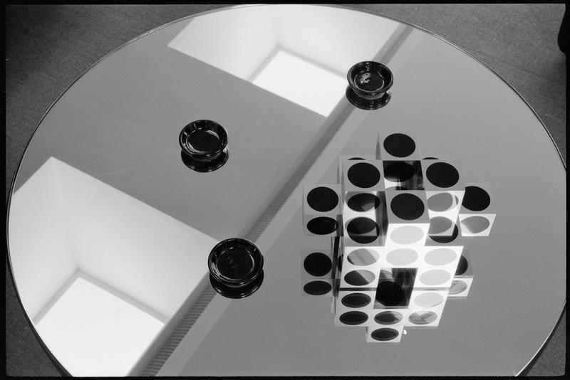 [Oeuvre de Victor Vasarely dans l'atelier : 'Kroa' sur une table miroir]