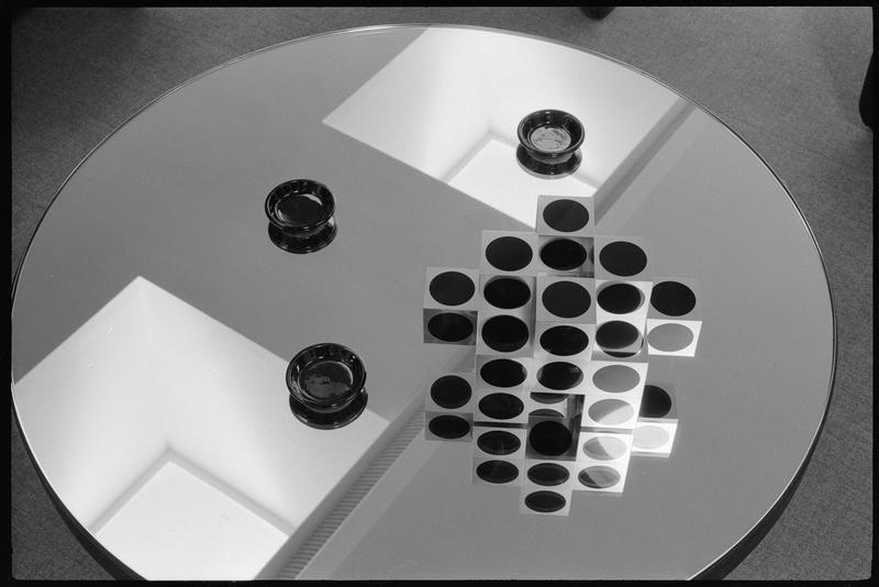 [Oeuvre de Victor Vasarely dans l'atelier : 'Kroa' sur une table miroir]