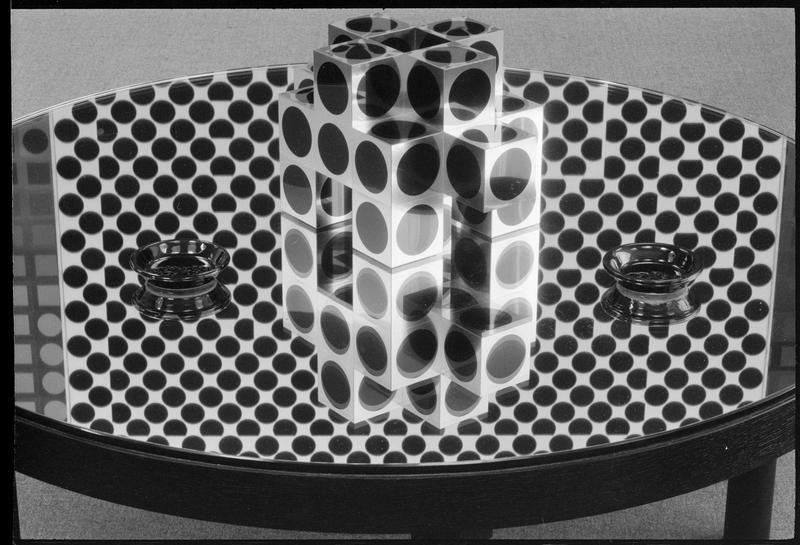 [Oeuvre de Victor Vasarely dans l'atelier : 'Kroa' sur une table miroir]
